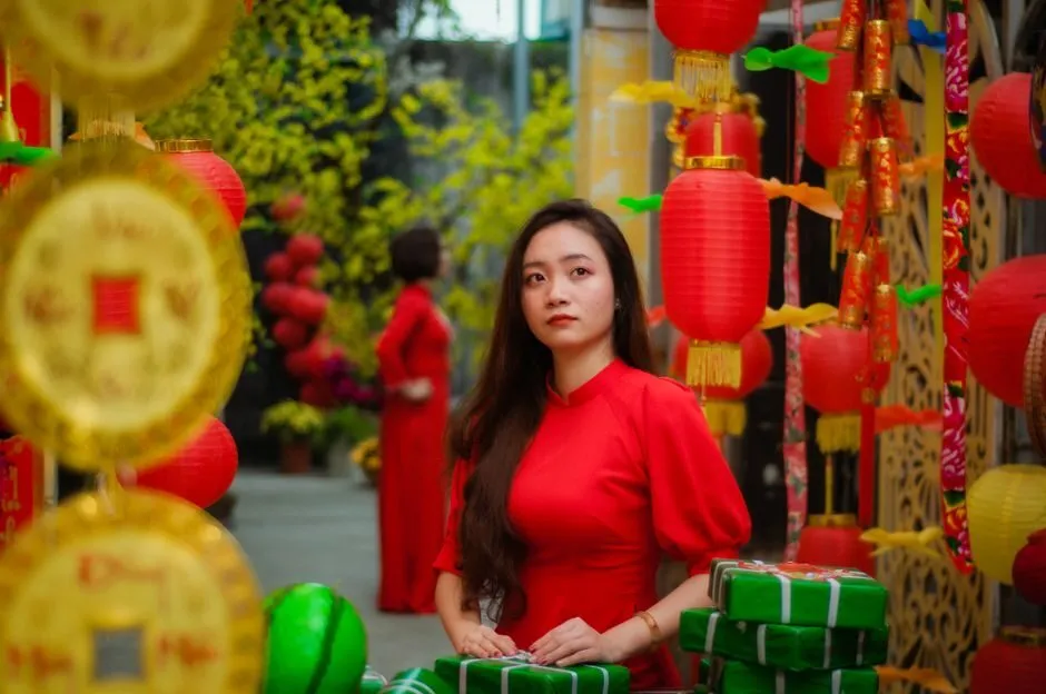 Nền đỏ phối vàng không khí lễ hội Tết