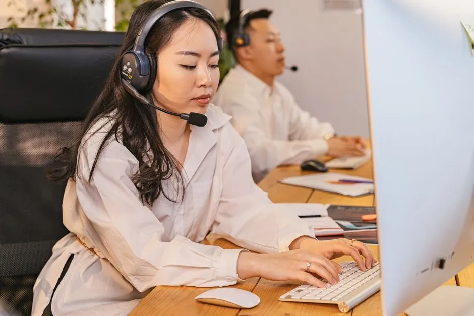 Nhân viên chăm sóc khách hàng đang soạn email phản hồi