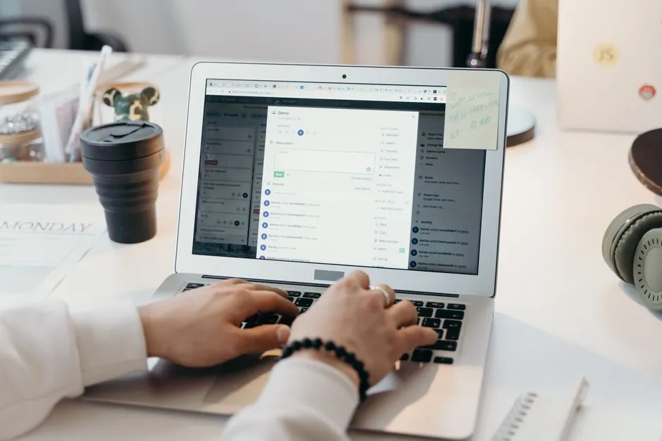 Chuẩn bị hồ sơ và email xin việc trước khi gửi