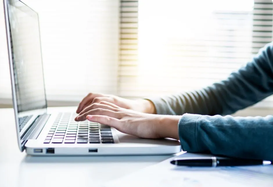 Soạn mẫu email xin việc trên máy tính