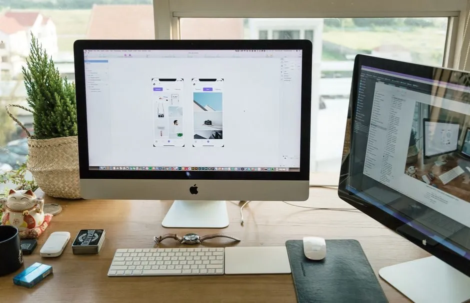 Giao diện website nền trắng tối giản