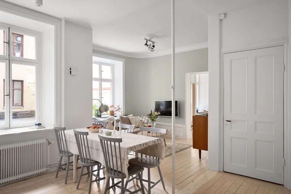 Phòng khách phong cách Scandinavian với tường trắng